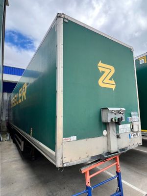 deux camions garés l'un à côté de l'autre