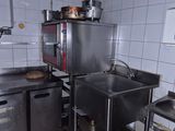 une image d'une cuisine avec un évier et une cuisinière