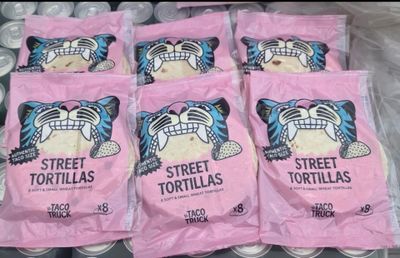 six sachets de tortillas vendues dans la rue posés sur une table