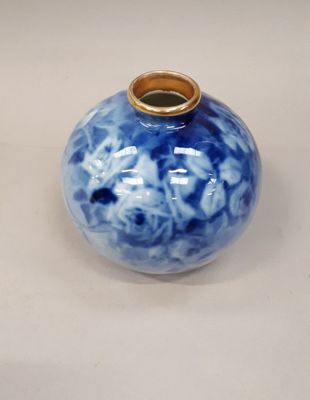 MARCADET - LIMOGES Vase en porcelaine à corps sphérique épau…