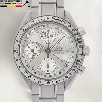 une montre en argent avec un cadran blanc sur fond blanc