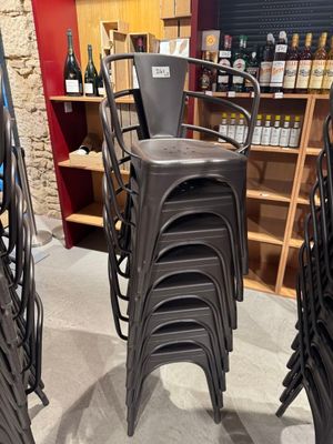de nombreuses chaises empilées dans une pièce