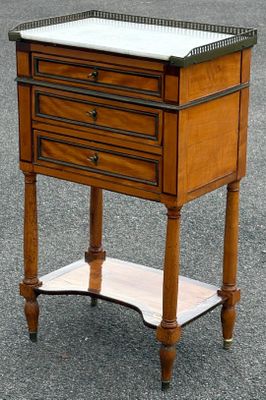 une petite table en bois avec un plateau en marbre