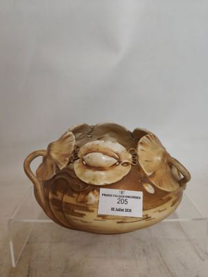 un vase orné d'un crabe, exposé