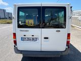 une camionnette blanche garée sur le bord de la route