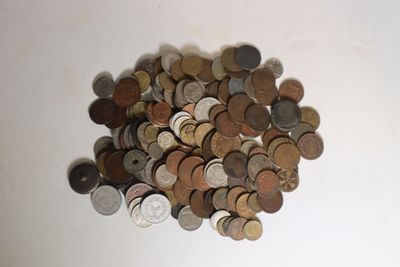 une pile de pièces de monnaie posée sur une surface blanche