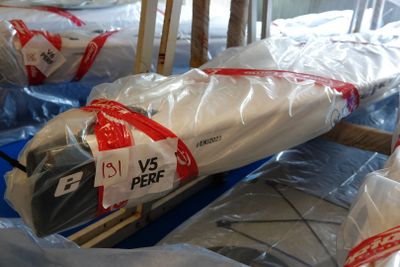 de nombreux sacs posés sur une table bleue