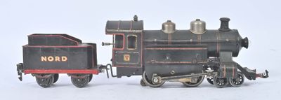 un petit train posé sur une surface blanche