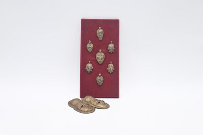 une image représentant une boîte rouge contenant un tas de pièces de monnaie