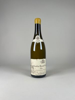 la bouteille de vin blanc est posée sur la table