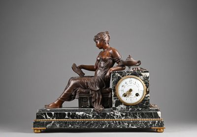 une image représentant une statue d'une femme assise au sommet d'une horloge