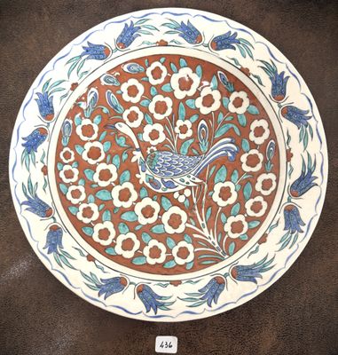 une photo d'une assiette décorative sur laquelle figure un oiseau