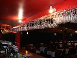 de nombreux verres à vin suspendus au plafond d'un restaurant