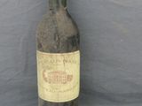 une bouteille de vin posée sur une table