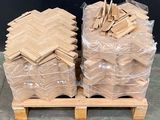 deux palettes de bois sont empilées sur une palette contenant des sacs en plastique