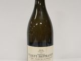 une bouteille de vin posée sur une table