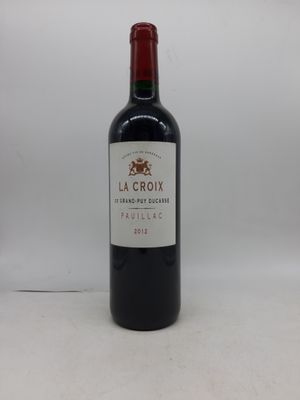 bouteille de vin rouge sur une table blanche sur fond blanc