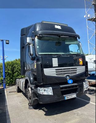 un camion noir garé dans un parking