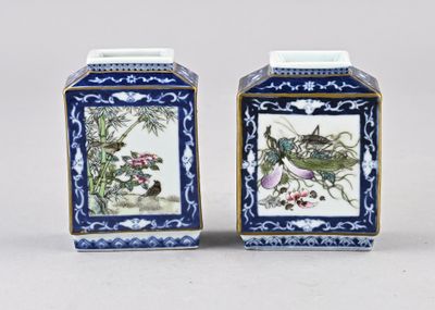 paire de vases bleus et blancs ornés d'oiseaux et de fleurs