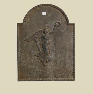 Plaque de cheminée en fonte de forme quadrangulaire, le haut…