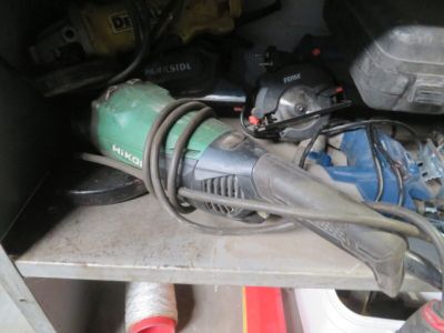 une photo d'un outil posé sur une étagère dans un garage