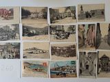 beaucoup de vieilles photos accrochées au mur