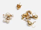 deux paires de boucles d'oreilles en or et perles et une broche en perles