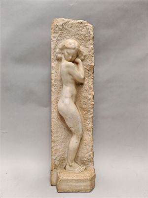 statue en marbre représentant une femme tenant un vase