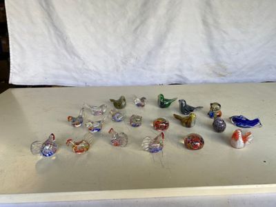 une table sur laquelle sont posés plusieurs objets en verre