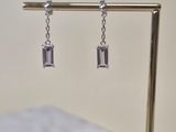 boucles d'oreilles en argent montées sur un support en or orné d'un carré blanc