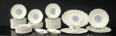 un grand nombre d'assiettes posées sur une table