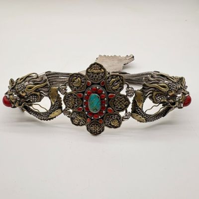 un gros plan d'un bracelet en argent orné d'une pierre turquoise au centre