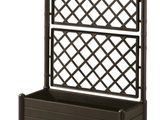 une jardinière en bois marron ornée d'un motif en treillis sur le dessus