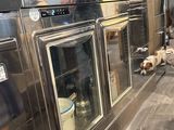 un chien allongé par terre dans la cuisine
