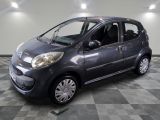 la photo d'une petite voiture grise garée dans un garage