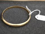 gros plan d'un bracelet en or portant une étiquette de prix