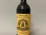 l'image d'une bouteille de vin posée sur une table