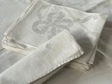 une pile de serviettes pliées posée sur un lit