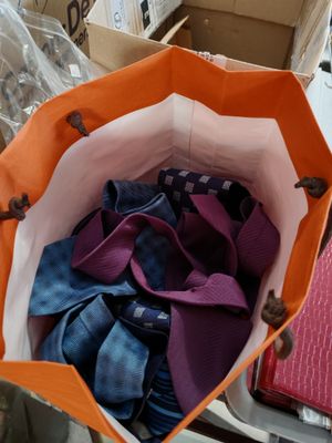 un sac rempli de cravates posé sur une table