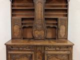 un grand meuble en bois surmonté d'une horloge
