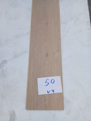 un gros plan sur un morceau de bois posé sur une table