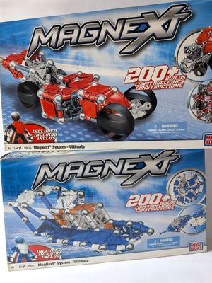 deux boîtes de legos d'une moto et d'une voiture