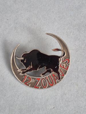 un pin's en métal représentant un taureau sur un fond blanc