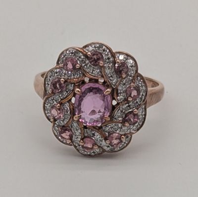 gros plan d'une bague en diamant rose et blanc sur une surface blanche