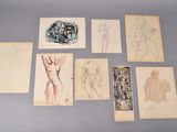 Plusieurs dessins représentant un homme et une femme sont posés sur une table.