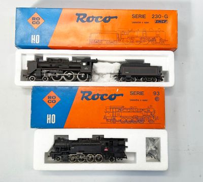 trois petits trains miniatures empilés les uns sur les autres