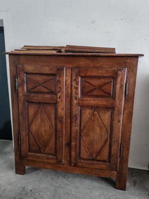 un meuble en bois surmonté d'une porte