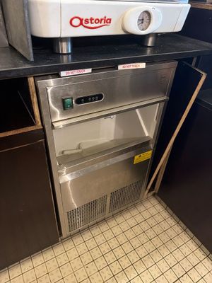 une photo d'une machine à glaçons professionnelle dans une cuisine