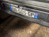 une voiture qui porte une plaque d'immatriculation à l'arrière