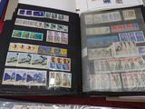 un livre qui contient beaucoup de timbres